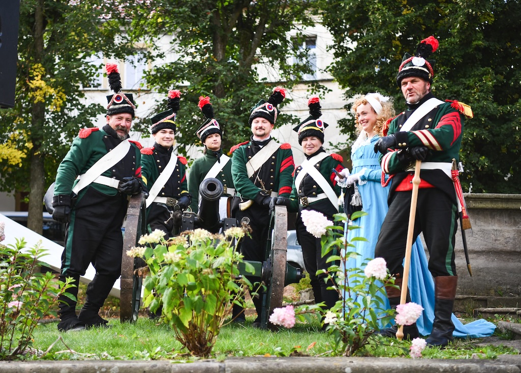 Zdjęcie przedstawiające grupę rekonstruktorów Artyleria Legii Polskiej 1797 z rozpoczęcia Festiwalu Kroniki Odkrywców 2026 w Chełmsku Śląskim